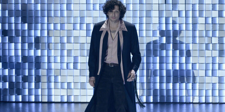 Ermal Meta con il nome di una bimba di Gaza cucito sul vestito