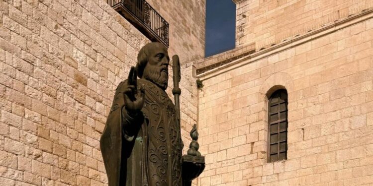 Bandiera a mezz’asta e fiori a San Nicola, Bari ricorda l’invasione in Ucraina