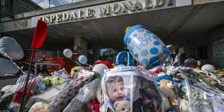 Bimbo trapiantato, azienda Monaldi sospende due dirigenti medici