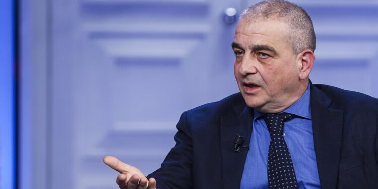 ‘Putin voterebbe no al referendum’, scontro su Fazzolari