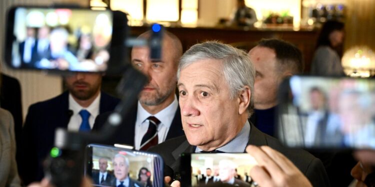 Tajani e il cappello ‘Maga’, polemiche e sfottò tra i poli