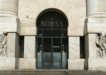 Borsa: Milano chiude in rialzo dello 0,49%, Enel +6,8% con il piano