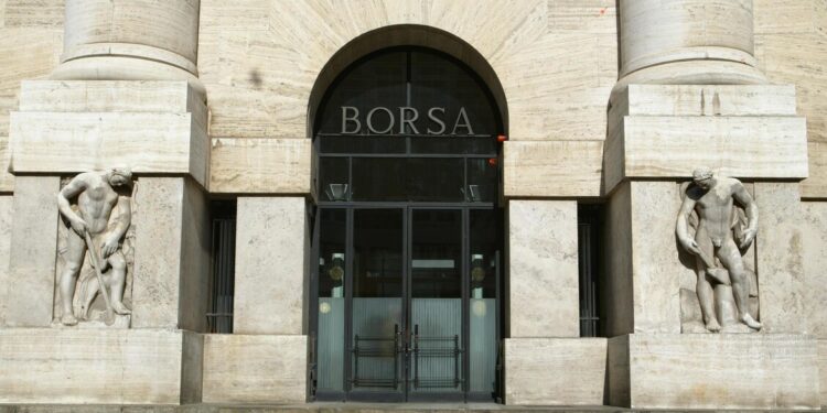 Borsa: Milano chiude in rialzo dello 0,49%, Enel +6,8% con il piano