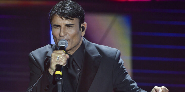 L’Ariston impazzisce per Sal da Vinci e lui si commuove