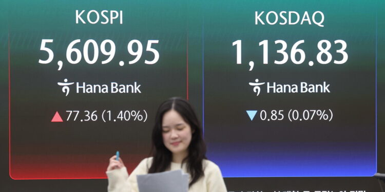 Mercati deboli per i timori su inflazione e tassi, ripartono petrolio e gas