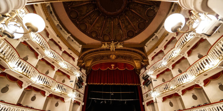 ‘Rinascerà come una fenice’, Giuli annuncia l’acquisto del Sannazaro