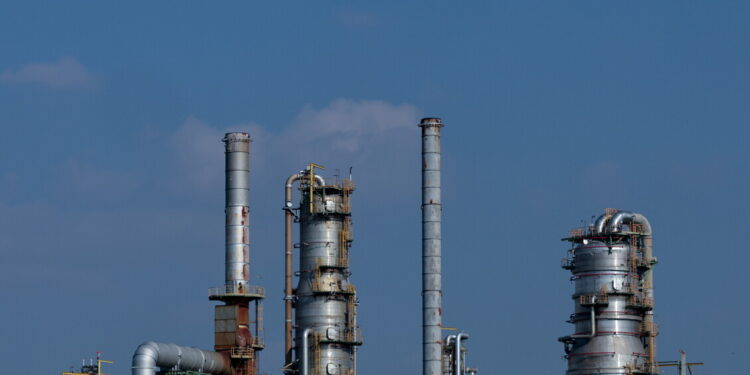 Il petrolio risale, Brent di nuovo sopra i 100 dollari al barile