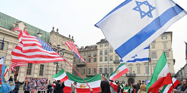 Iran, a Torino in piazza manifestanti con bandiere Usa e Israele