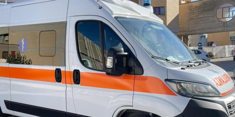 Spingono un’auto in panne e vengono travolti, uno è gravissimo