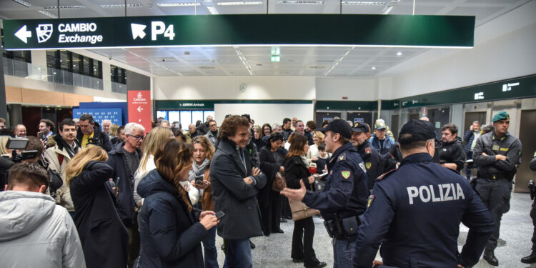 Studenti rientrati dagli Emirati fra abbracci e baci, ‘siamo a casa’