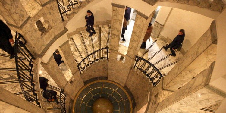 Borsa: Milano chiude in calo (-0,31%), giù Stellantis e Fincantieri