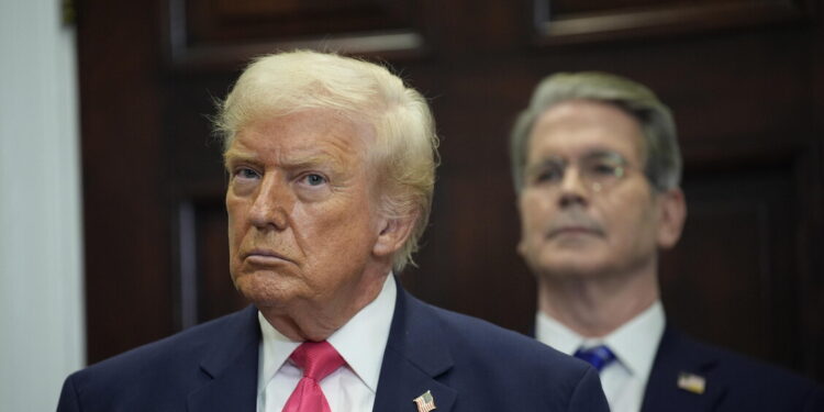 La firma di Trump sui dollari, la prima volta di un presidente in carica