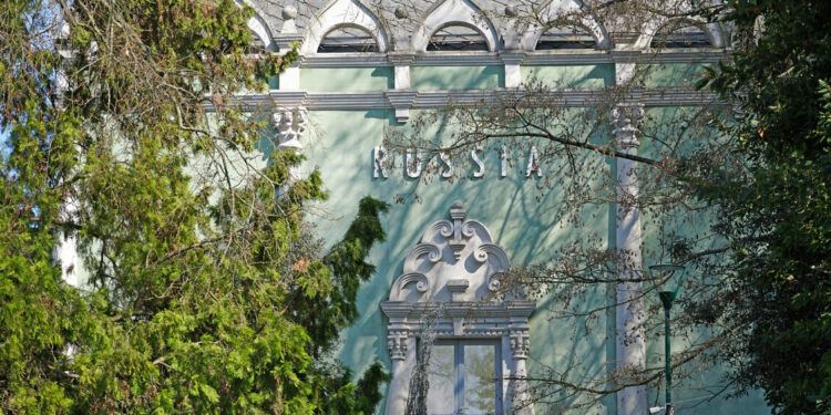 La Biennale assicura il rispetto delle sanzioni, ma Giuli valuta le carte