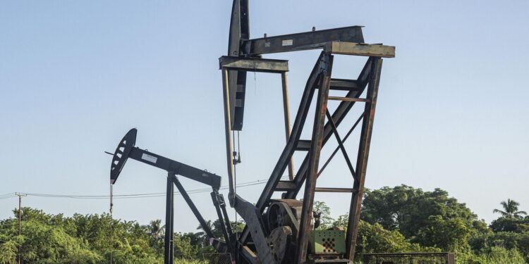 Crisi in Medio Oriente, il petrolio apre a +13% in Asia