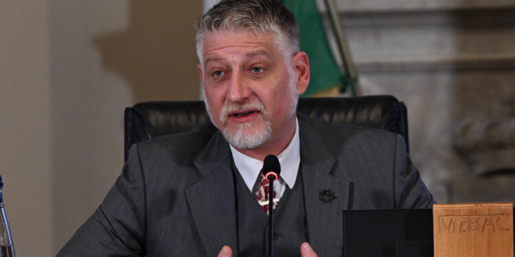 Caos sulla Russia alla Biennale, Giuli sfiducia la rappresentante del MiC, lei resiste