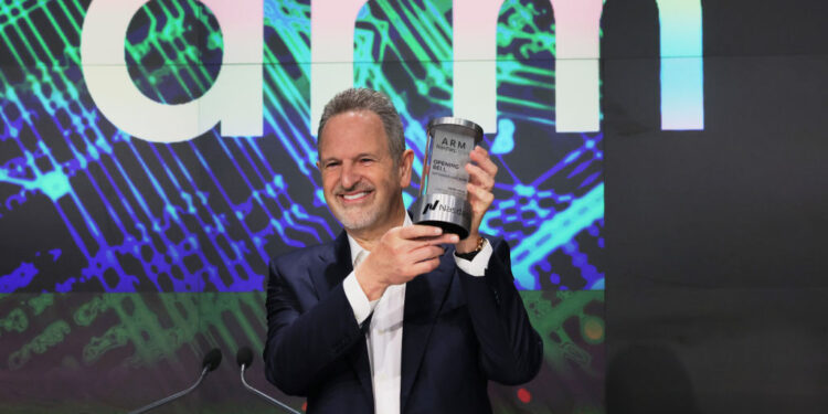 Le azioni di Arm volano in Borsa sulla previsione di 15 miliardi di dollari di vendite di chip per l’IA