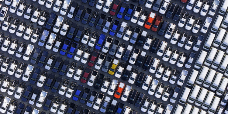 Auto, il 54% degli italiani punta su elettrico o ibrido. Ma il caro vita rilancia diesel e benzina