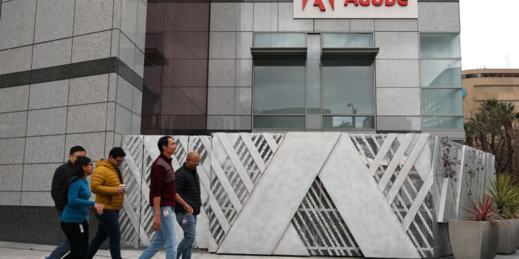 Adobe registra ricavi record. Ma le azioni crollano dopo le dimissioni del ceo