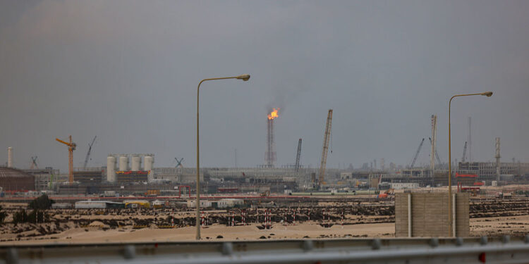 Qatar sotto attacco: perdite energetiche per 20 miliardi e allarme su una possibile “guerra folle”