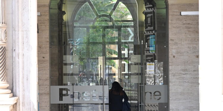 Poste presenta l’opas totalitaria per l’acquisto di Telecom Italia