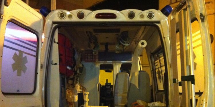 Aggredita in casa dai suoi cani, grave una donna