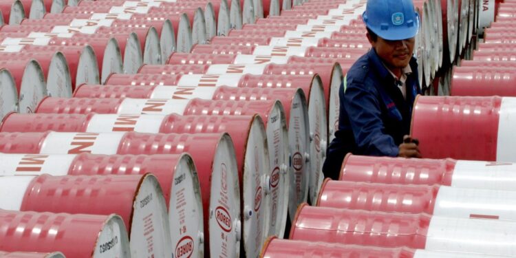 Attacco all’Iran, cambia il prezzo del petrolio? La decisione dell’Opec+