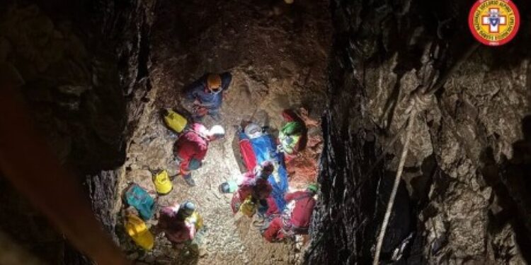 Soccorsa speleologa infortunata a 100 metri di profondità nello spoletino