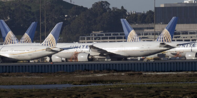 United Airlines taglia voli, ‘carburante schizzato per la guerra all’Iran’