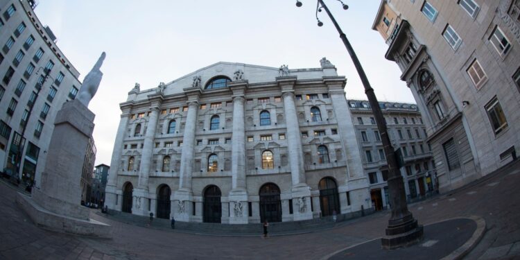 Borse sotto pressione per la guerra in Iran: Milano paga lo shock petrolio, volano energia e difesa