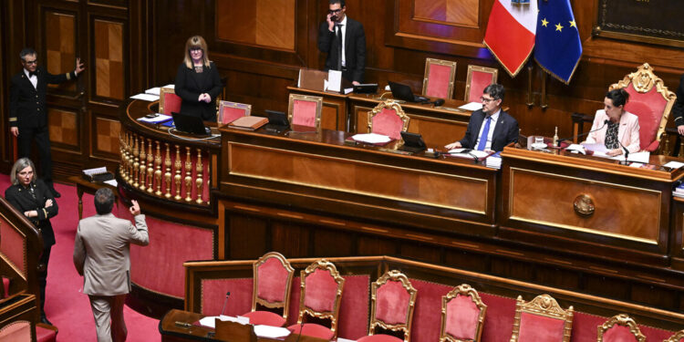 Renzi-Urso, l’Aula del Senato diventa un ring. ‘Il ministro viola il regolamento’