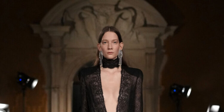 Da Valentino sfilano le Interferenze di Alessandro Michele