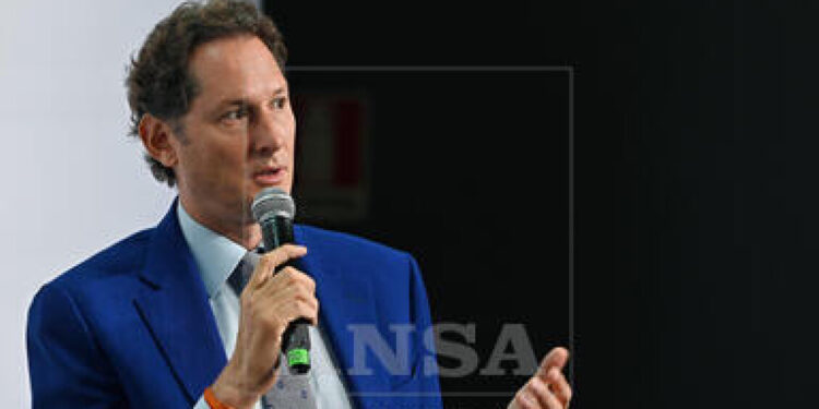 Assemblea Stellantis rinnoverà le cariche di Elkann e Peugeot