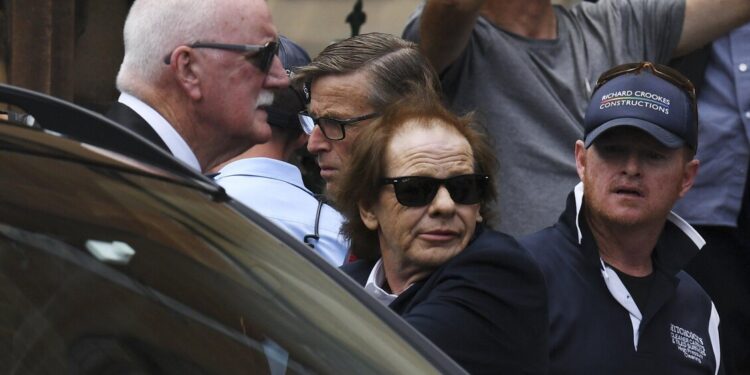 Il chitarrista degli Ac/Dc ricoverato a Buenos Aires