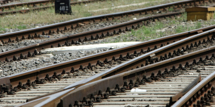 Manifestanti sui binari a Pisa, circolazione gradualmente in ripresa