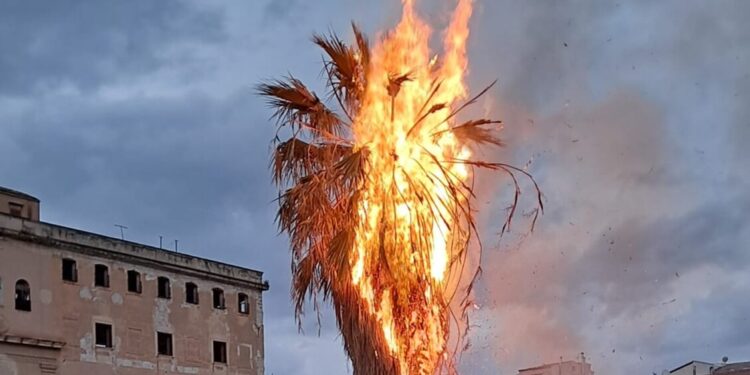 Vampe a Palermo, lanci di pietre e bottiglie per proteggere le cataste di legna