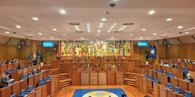 Calabria, clima rovente in Consiglio, passa la legge sui sottosegretari