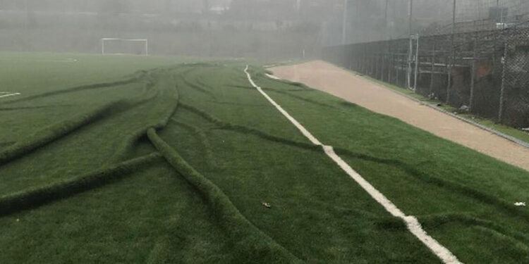 Potenza, danni al campo da calcio in erba sintetica dopo l’atterraggio dell’elicottero con Nordio