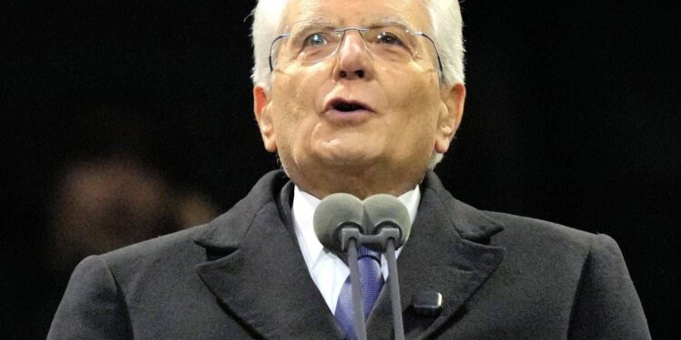Mattarella: “La guerra è tornata a spargere sangue nel mondo, non dobbiamo rassegnarci a inevitabilità”