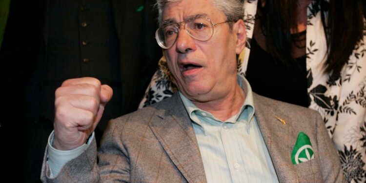 Il patrimonio di Umberto Bossi, quanto guadagnava il Senatur e a chi va l’eredità