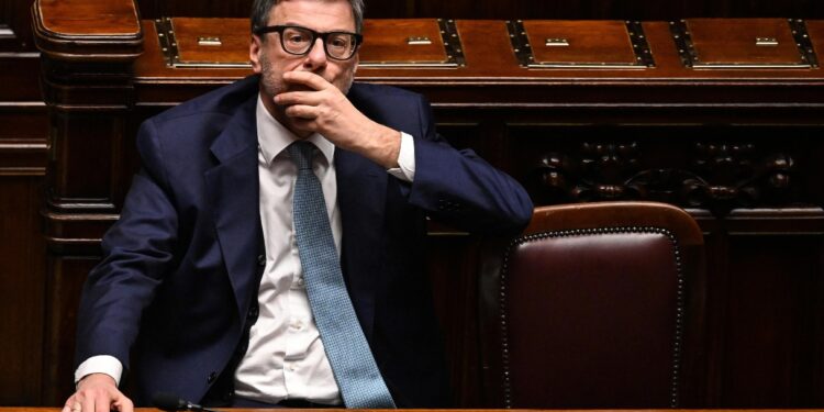 Cambia la legge di Bilancio 2026, tassa sui pacchi rinviata: novità su Iva e imprese