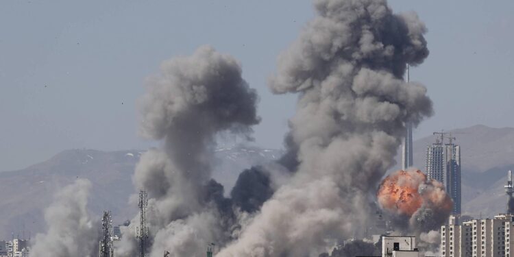 Iran, attacco Usa entra in fase 2: “Colpiremo ovunque, Teheran senza chance”