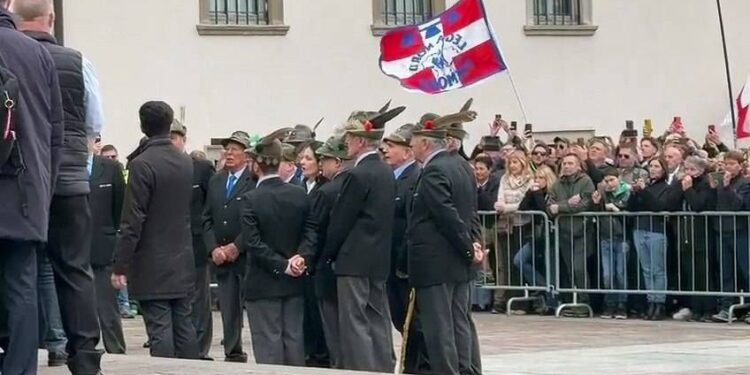 Bossi, il ‘Va, pensiero’ chiude i funerali del Senatur