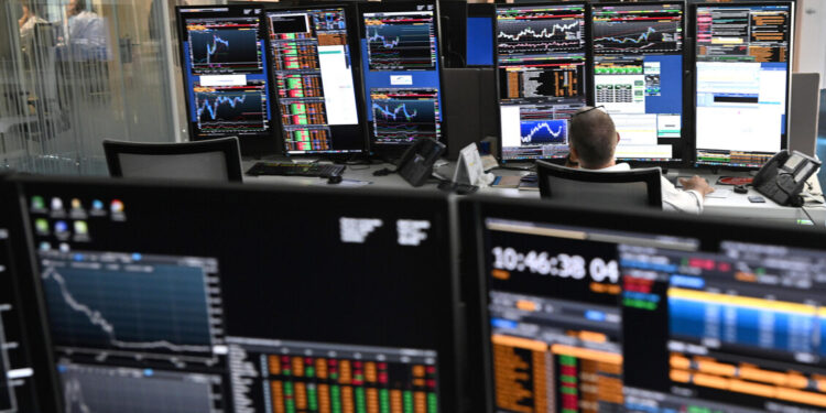 Borsa: Milano debole con le banche, scivola Stm