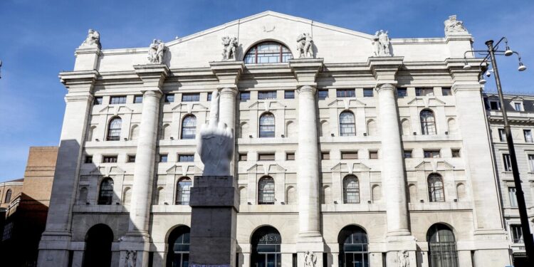 Borsa: Milano migliore in Europa con Leonardo e Prysmian, scende lo spread