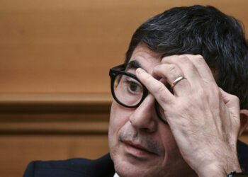 Opposizioni: ‘Carburanti razionati e Meloni scappa’. La premier: ‘Difendo la Nazione’