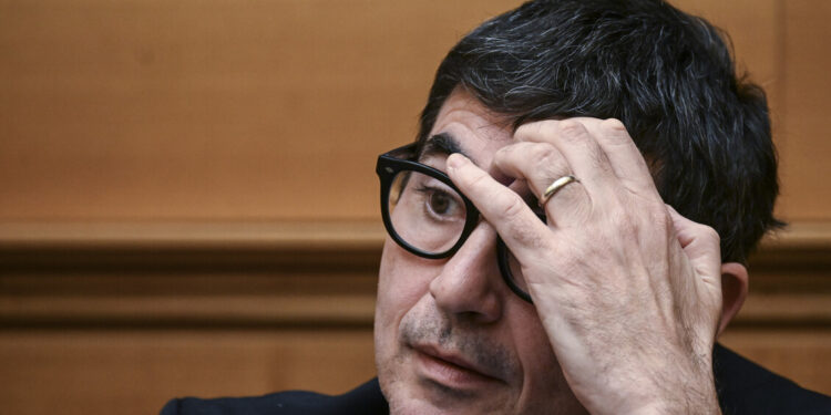 Opposizioni: ‘Carburanti razionati e Meloni scappa’. La premier: ‘Difendo la Nazione’