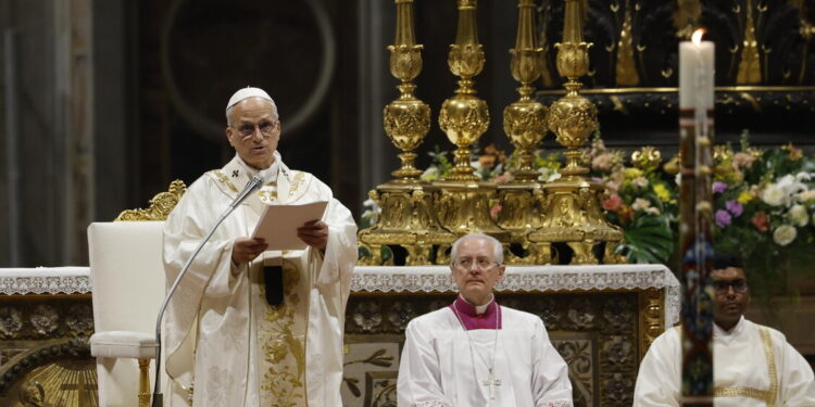 Il Papa nella basilica di San Pietro battezza dieci adulti