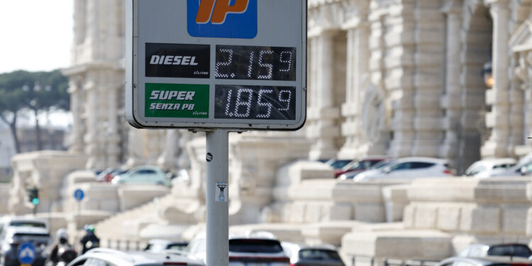 Taglio delle accise ma i prezzi salgono ancora, diesel sopra 2,1 euro