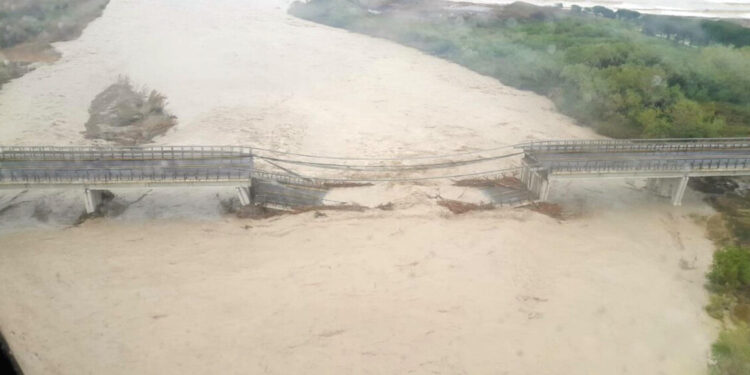 Il maltempo sferza il Centro-Sud: crolla un ponte, si temono vittime