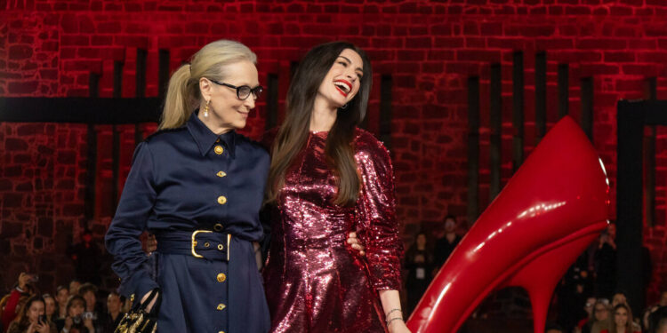 Il Diavolo Veste Prada 2, Streep e Hathaway nelle prime foto del tour mondiale